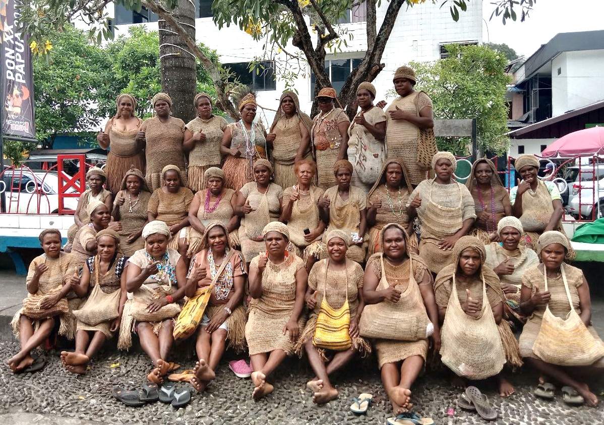 Mama-mama penjual noken dan aksesori dari wilayah Meepago yang berdomisili di Kabupaten Jayapura dan Kota Jayapura. --Jubi/Theo Kelen