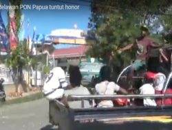 Honor belum dibayar, relawan PON Papua protes bakar spanduk dan kayu