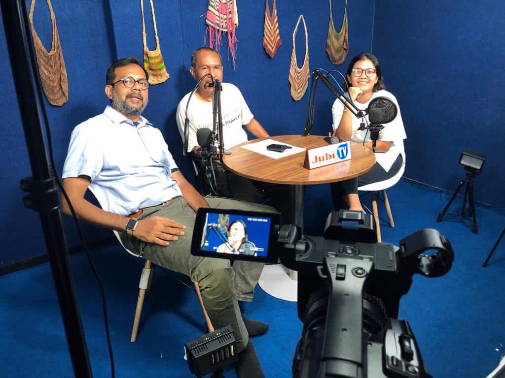 Bincang-bincang Victor Mambor, jurnalis Papua bersama Haris Azhar (Direktur Lokataru) dan Fatia Maulidiyanti (Kordinator KontraS) tentang mengapa isu Papua harus diadvokasi.- Jubi