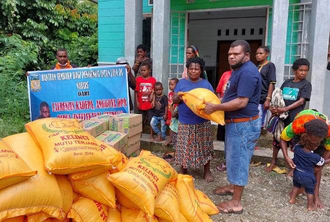 Anggota DPR Papua, Laurenzus Kadepa menyerahkan bantuan kebutuhan bahan makanan kepada pengungsi Intan Jaya di Nabire - Dok, Jubi