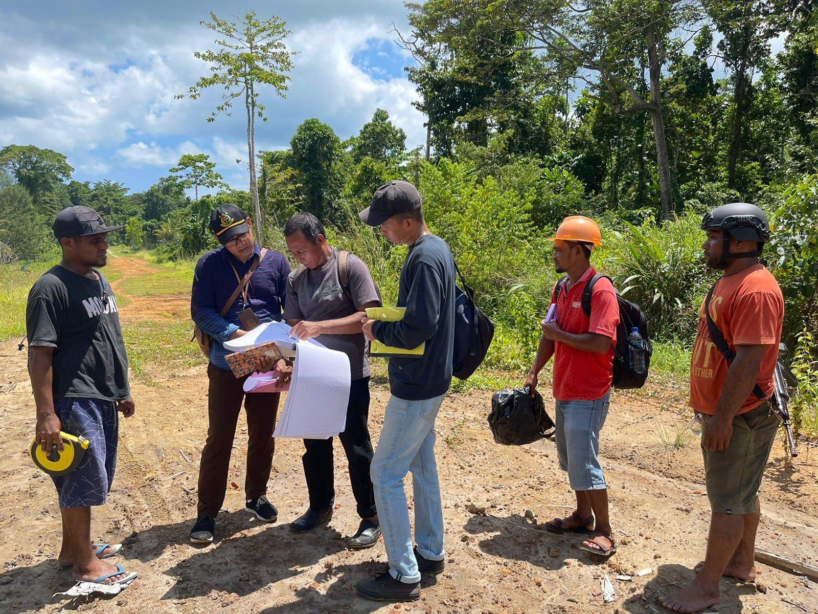 Foto: Tim Jaksa bersama tim Ahli yang didatangkan dari Politeknik Negeri Ambon saat meninjau lokasi pengerjaan jalan - Jubi TV/Adlu Raharusun