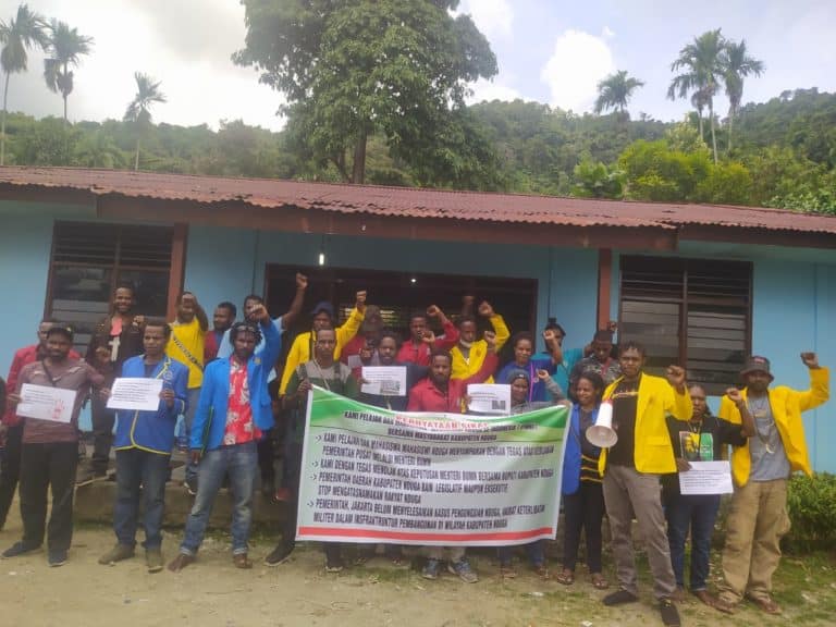 Mahasiwa dan masyarakat Nduga saat memberikan keterangan pers penolakan pembangunan tol laut di Kabupaten Nduga. – Jubi/Dok. IPMNI Kota Studi Jayapura.
