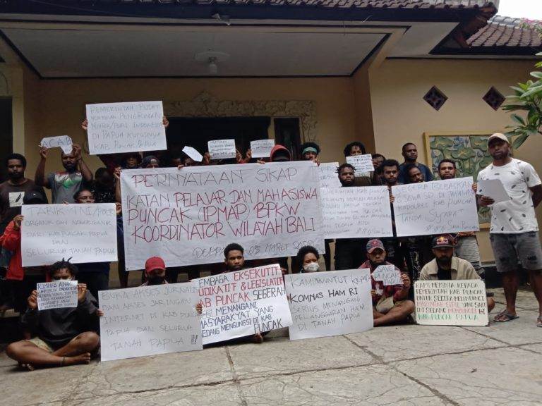 Mahasiswa asal Kabupaten Puncak di Bali memegang sejumlah poster seruan penghentikan operasi militer terhadap warga sipil. - Istimewa