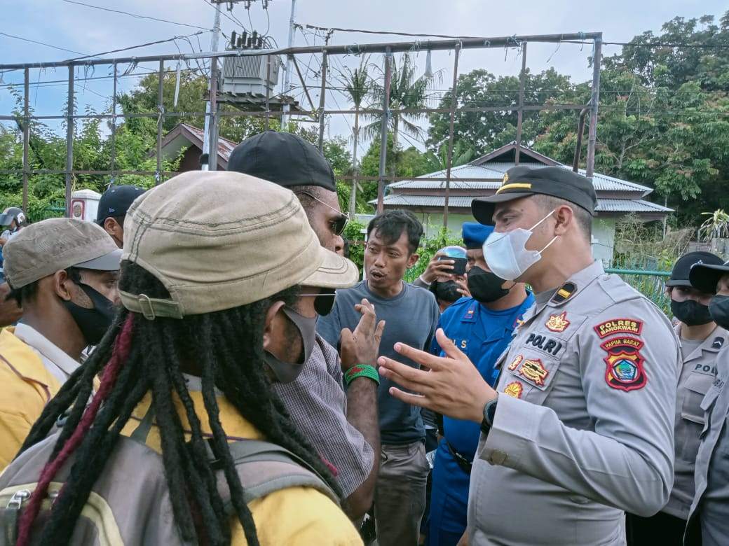 Proses negosiasi oleh perwakilan massa dengan Polisi terkait rencana longmarch ke Kantor DPR Papua Barat namun tidak di ijinkan Polisi didepan Kampus UNIPA Manokwari-Adlu