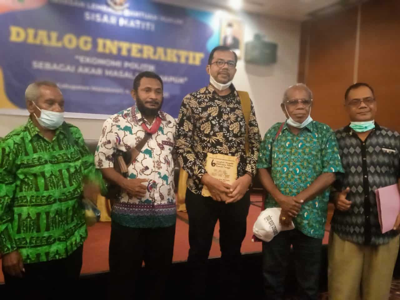 Haris Azhar (tengah) bersama sejumlah tokoh di Manokwari Papua Barat-/Jubi TV/ Adlu