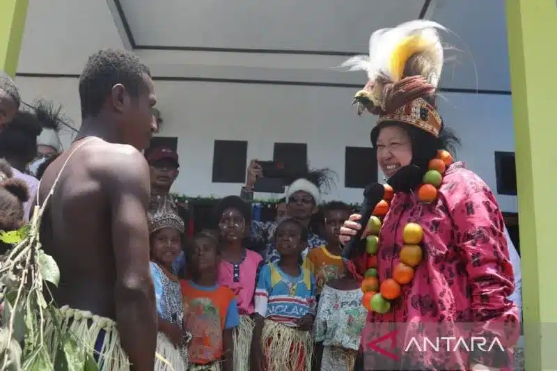 Menteri Sosial Tri Rismaharini disambut warga Kabupaten Sarmi, Papua, Selasa (22/3/2022). (ANTARA/HO-Kemensos)