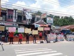 Solidaritas Rakyat Papua Gelar Aksi Bela Haris Azhar dan Fatia Maulidiyanti Dikawal Polisi di Manokwari