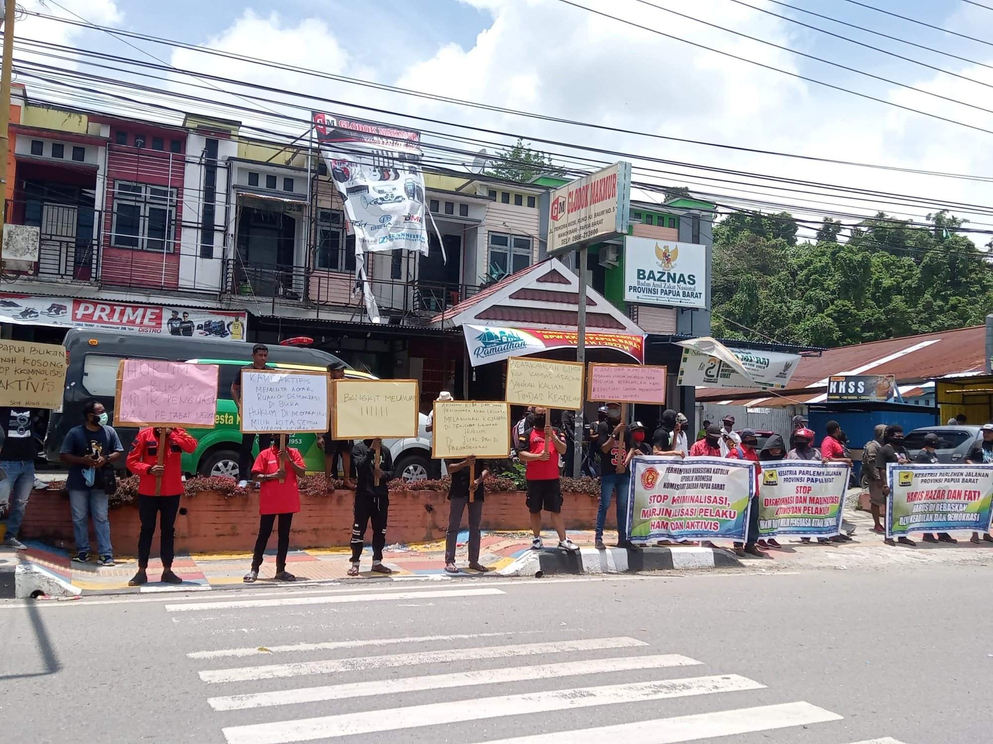 Solidaritas Rakyat Papua yang terdiri dari berbagai elemen melakukan aksi bela Haris Azhar dan Fatia Maulidiyanti di depan Ruko Haji Bauw Wosi Manokwari-Adlu/Jubi TV