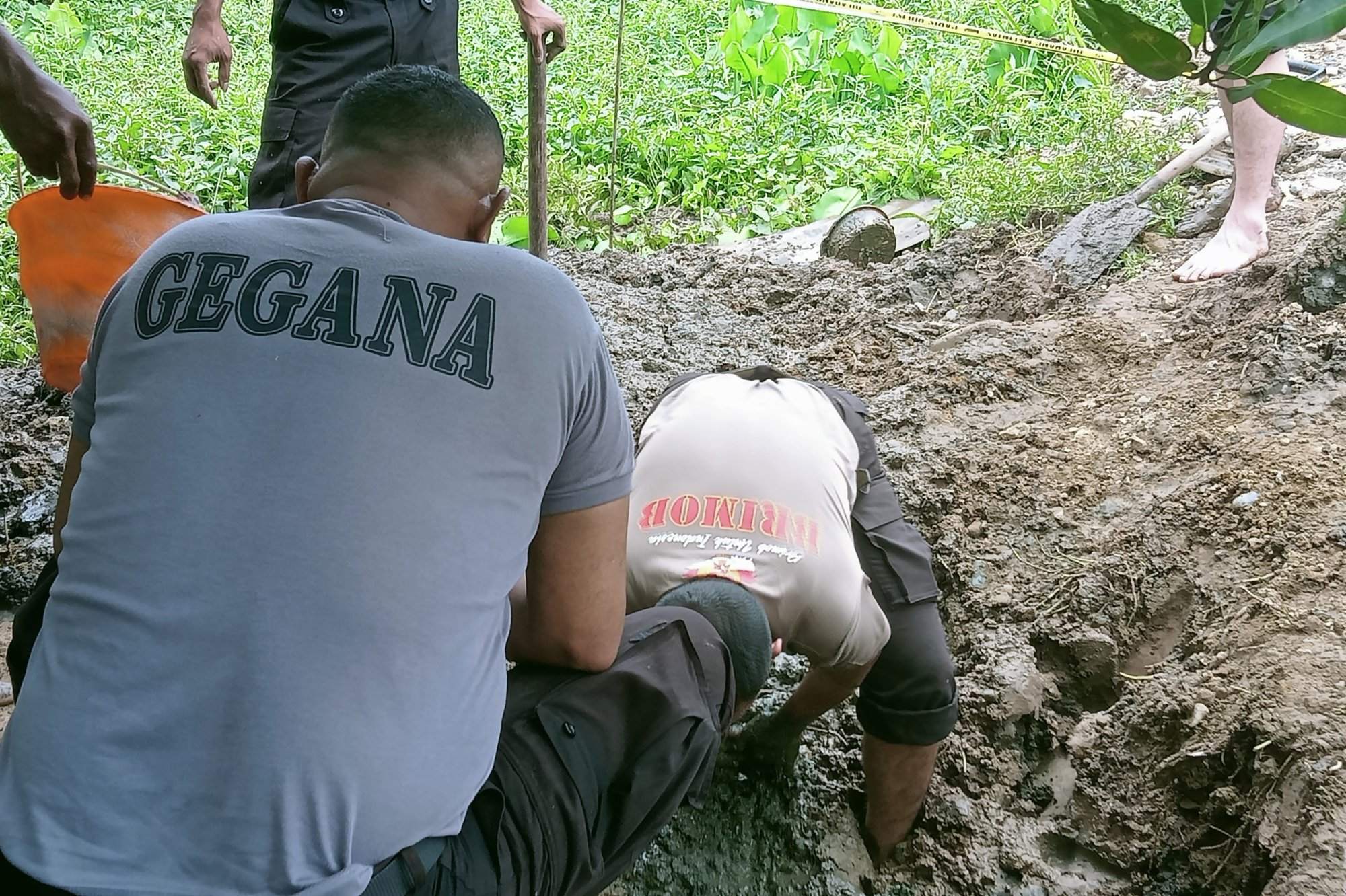 Tim Gegana Polda Papua Barat sedang mengevakuasi temuan Bom peninggalan perang dunia-Adlu/Jubi