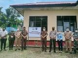 Wakil Kepala Kejaksaan Tinggi Papua Barat Witono bersama Stekholder di Manokwari usai meresmikan Rumah Restorative Justice di Balai Kampung Soribo Manokwari- Adlu/Jubi TV