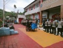 Jenazah Roy Lapon Dibungkus Tarpal Biru Diletakan Dihadapan Polisi di Lapas Manokwari