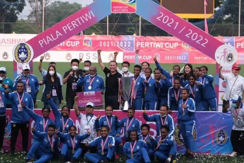 Tim Papua merayakan gelar juara turnamen sepak bola putri nasional Piala Pertiwi 2021-2022 di Lapangan Sabilulungan, Kabupaten Bandung, Jawa Barat, Senin (28/3/2022). Papua menjadi kampiun setelah menundukkan Bangka Belitung dengan skor 3-1 pada partai final. (ANTARA/HO/PSSI)