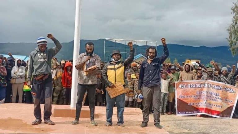 Para pengurus Fopera Meepago di Paniai saat membacakan pernyataan sikap penolakan Pemekaran Provinsi Papua Tengah di halaman kantor Bupati Paniai, Senin, (14/3/2022) - Jubi/Abeth You