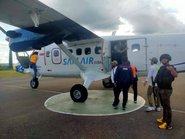 Pesawat Semuwa Aviation Mandiri (SAM) Air yang ditembaki saat berada di Bandara Kenyam, Kabupaten Nduga, Selasa (7/6/2022). - Dok. Humas Polda Papua