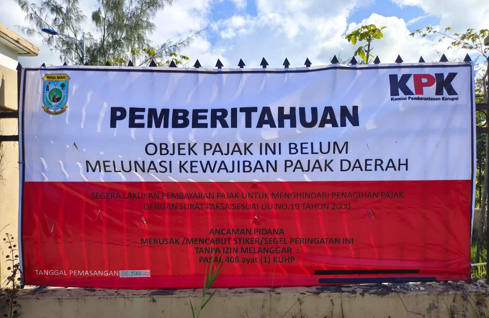 Pada Senin (6/6/2022), Komisi Pemberantasan Korupsi (KPK) mendampingi Pemerintah Provinsi Papua Barat mendatangi PT SDIC Papua Cement Indonesia sekaligus memasang Plang-Adlu Raharusun/Jubi