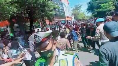 Massa PRP Dihadang Ormas Dihadapan Polisi saat Aksi Tolak DOB dan Otsus di Makassar