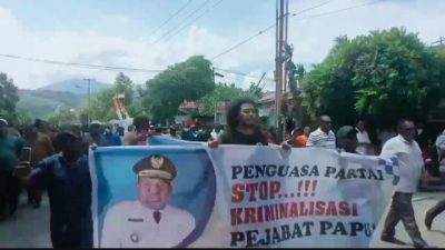 Massa Pendukung Gubernur Papua Datangi Markas Brimob 
