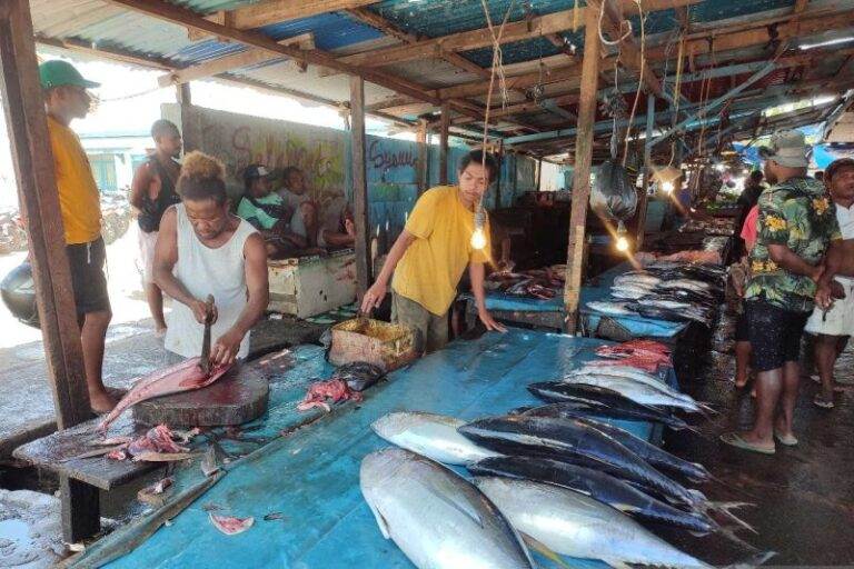 Ikan ikan-tuna-di-pasar-ikan-768x512