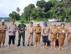 Bupati Teluk Wondama bersama Balai Besar TNTC Lepas Tukik di Pantai Mawar