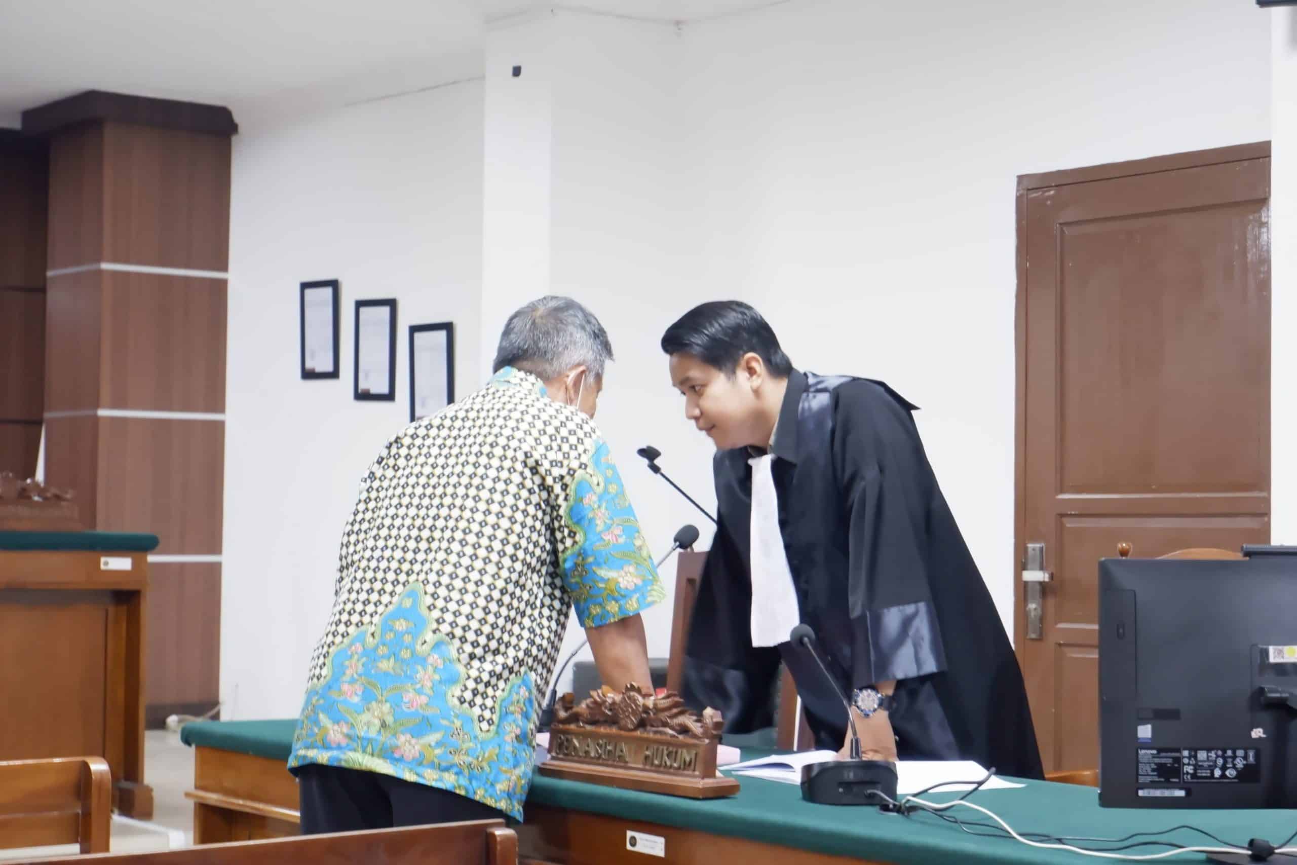 Terdakwa Terdakwa Mayor Inf Purn Isak Sattu berdiskusi dengan kuasa hukum saat pembacaan tuntutan perkarah Pelanggaran HAM berat Paniai Berdarah