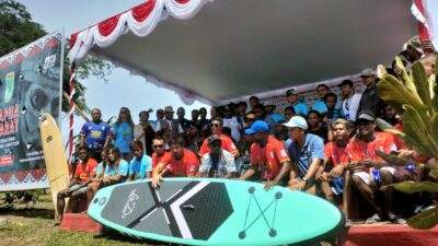 Hari Pertama Kejuaraan Surfing Internasional, 22 Peselancar berlaga di Pantai Amban