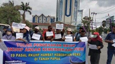 RUU Theo-aksi-unjuk-rasa-jurnalis-Papua-4-768x576