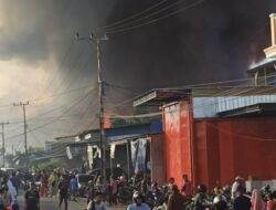 Pasar Baru Sentani Terbakar Warga Selamatkan Barang Dagangan