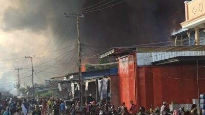 Pasar Baru Sentani Terbakar Warga Selamatkan Barang Dagangan