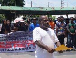 Gelar Aksi Di Depan Kejati Papua Massa Serukan Tangkap Plt Bupati Mimika