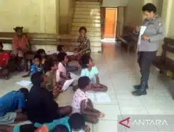 Polres Jayapura Gagas Gerakan Baca Tulis, Dua Personel Polisi Mengajar di Asrama Mamberamo